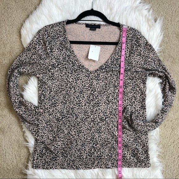 New Sanctuary V-neck Cozy Pocket Sleeve Top in Mini Leopard - Picture 10 of 11
